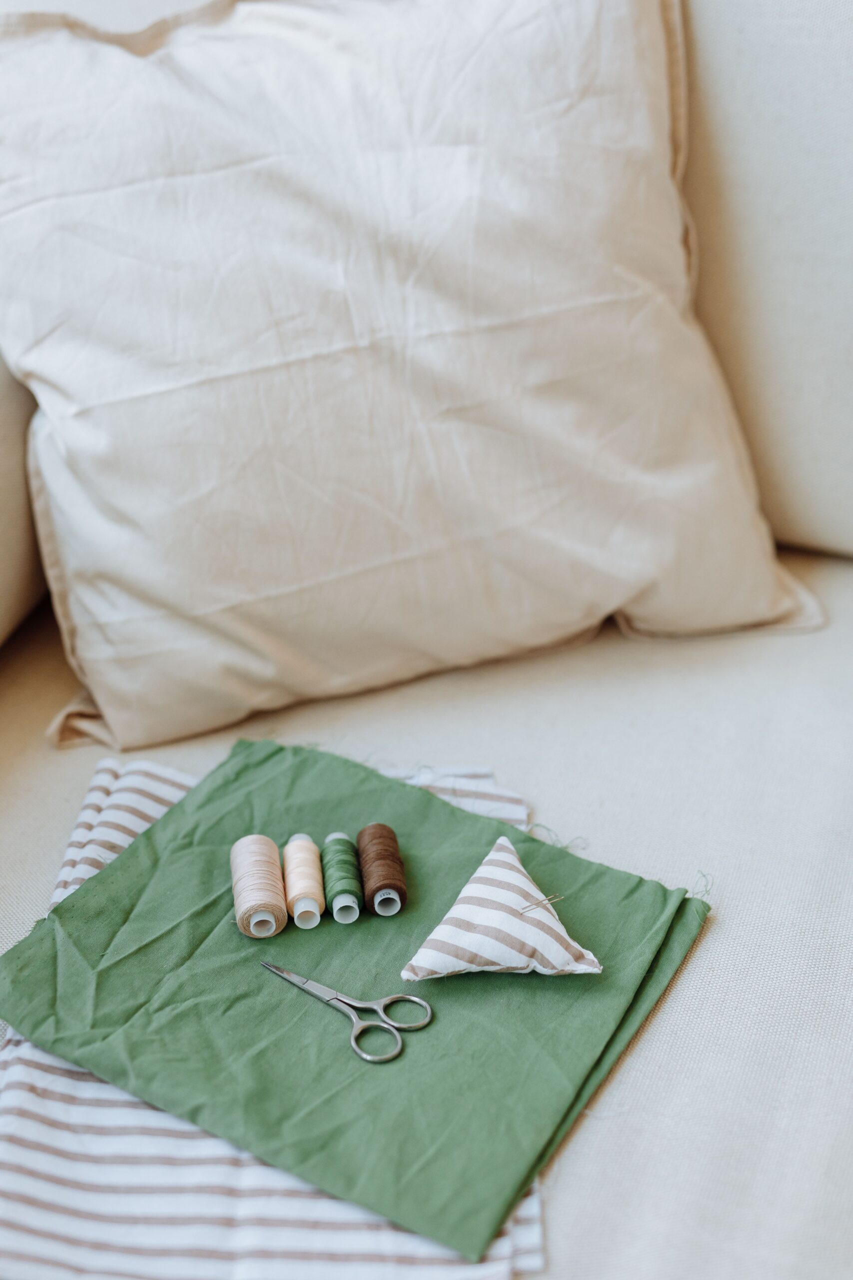 Linen cushion with a sewing kit